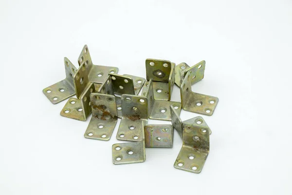 Beyaz arka planda demir köşeler