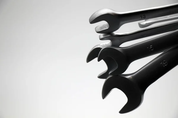 Beyaz arka planda araba tamir alet kiti