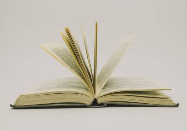 metniniz için kopyalama alanı ile beyaz arka plan üzerinde izole edilmiş eski kitabı açın