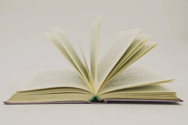 metniniz için kopyalama alanı ile beyaz arka plan üzerinde izole edilmiş eski kitabı açın