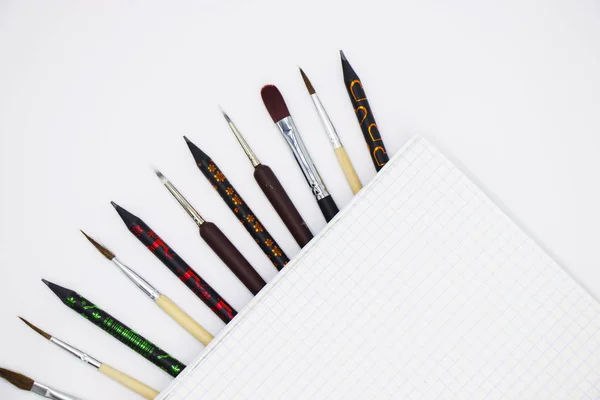 beyaz arka plan üzerinde izole edilmiş çizim kalemleri ve sanatçı fırçaları