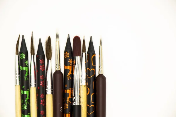 beyaz arka plan üzerinde izole edilmiş çizim kalemleri ve sanatçı fırçaları