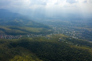 Kuş bakışı Almat şehri. Trans-Ili Alatau'nun etekleri. Kazakistan. Orta Asya