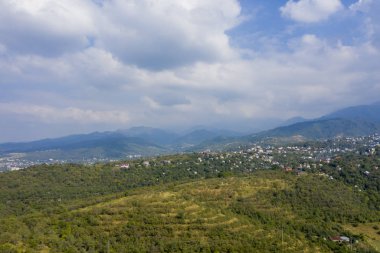 Kuş bakışı Almat şehri. Trans-Ili Alatau'nun etekleri. Kazakistan. Orta Asya