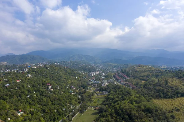 Kuş bakışı Almat şehri. Trans-Ili Alatau'nun etekleri. Kazakistan. Orta Asya