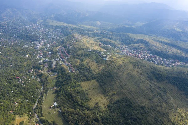 Kuş bakışı Almat şehri. Trans-Ili Alatau'nun etekleri. Kazakistan. Orta Asya