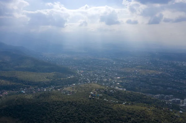 Kuş bakışı Almat şehri. Trans-Ili Alatau'nun etekleri. Kazakistan. Orta Asya