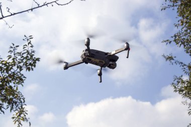 Mavi gökyüzüne karşı robot. 