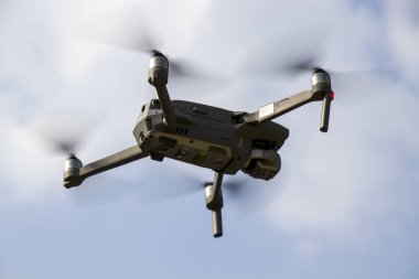 Mavi gökyüzüne karşı robot. 