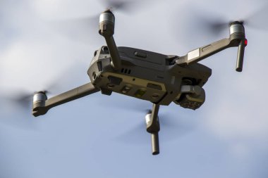 Mavi gökyüzüne karşı robot. 