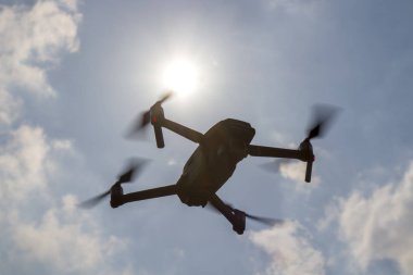 Mavi gökyüzüne karşı robot. 