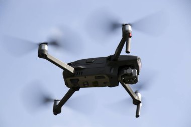 Mavi gökyüzüne karşı robot. 