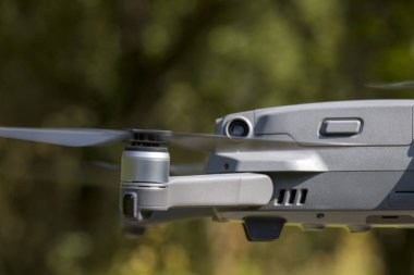 Mavi gökyüzüne karşı robot. 