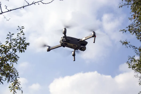 Mavi gökyüzüne karşı robot. 