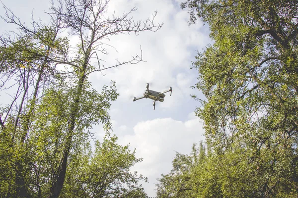 Mavi gökyüzüne karşı robot. 