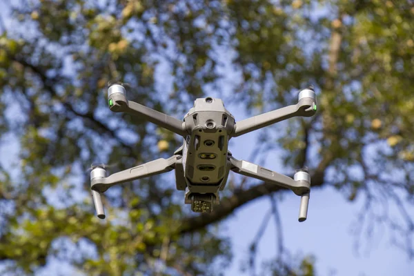 Mavi gökyüzüne karşı robot. 