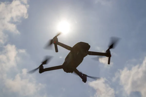 Mavi gökyüzüne karşı robot. 