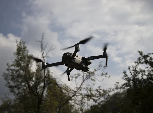 Mavi gökyüzüne karşı robot. 