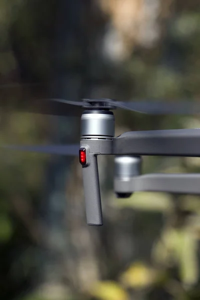 Mavi gökyüzüne karşı robot. 