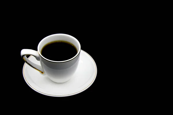 Nahaufnahme schwarze heiße Kaffeetasse und Rauch mit Latte-Art-Schaum auf schwarzem Holztisch im cafe.dark scene.banner space mock up zum Hinzufügen von Text — Stockfoto