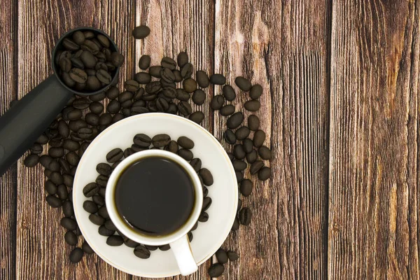 Koffie cup bovenaanzicht op houten tafel achtergrond — Stockfoto