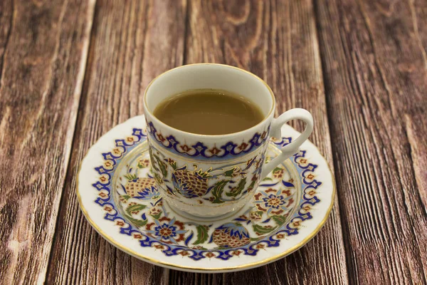 Kahve fincanı espresso ve fasulye ile eski retro koyu arka plan üzerine süt veya krema döktü. Üst te. Kahvaltı kahve aşk konsepti