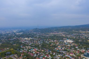 Kuş bakışı bir manzaradan Almat şehri. Bir quadcopter alınan fotoğraf