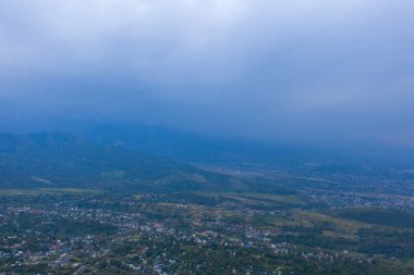 Kuş bakışı bir manzaradan Almat şehri. Bir quadcopter alınan fotoğraf
