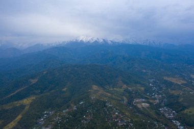 Kuş bakışı bir manzaradan Almat şehri. Bir quadcopter alınan fotoğraf