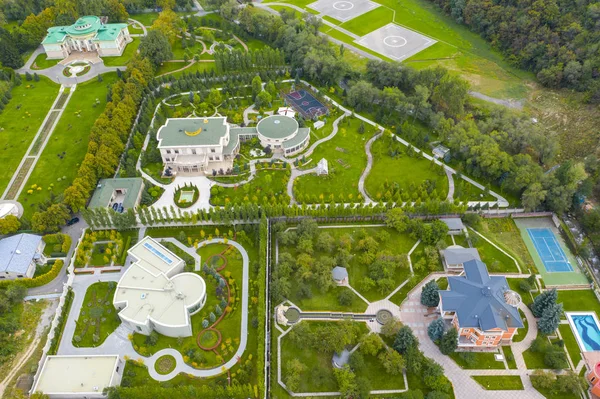 Kuş bakışı bir manzaradan Almat şehri. Bir quadcopter alınan fotoğraf