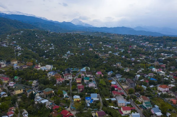 Kuş bakışı bir manzaradan Almat şehri. Bir quadcopter alınan fotoğraf