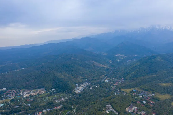 Almaty City desde la vista de un pájaro. Foto tomada de un quadcopter — Foto de Stock