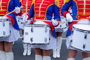 sokak davulcuları Orkestrası önce alay