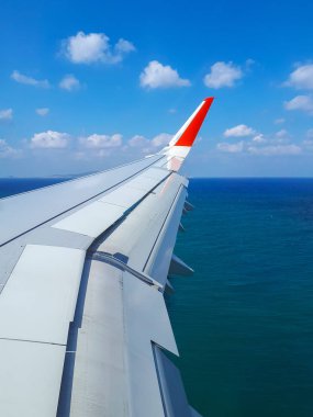 Mavi gökyüzünde uçarken uçak kanadı