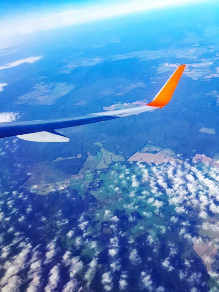 Ala de avión mientras vuela sobre el suelo — Foto de Stock