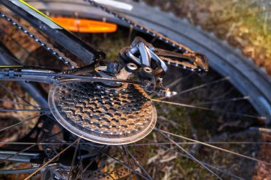 Bisiklet tekerleği vites değiştirme tekerlekleri ve fren seçici odak ile kapanır.