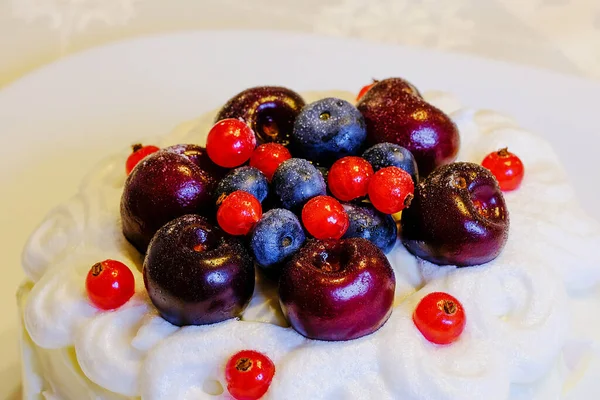 Frische Kirschen Blaubeeren und Johannisbeeren als Kuchendekoration schließen selektiven Fokus — Stockfoto