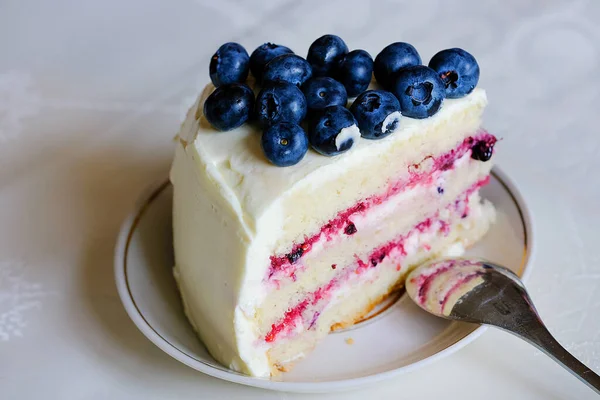 Delizioso pezzo di torta con mirtilli freschi su un piatto primo piano messa a fuoco selettiva — Foto Stock