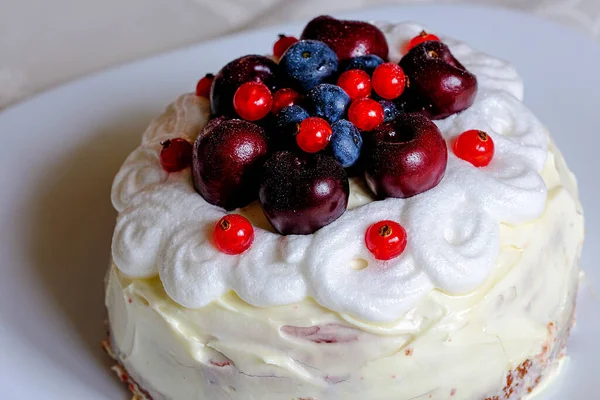 Köstliche Torte mit Schlagsahne, dekoriert mit frischen Blaubeeren und Johannisbeeren — Stockfoto