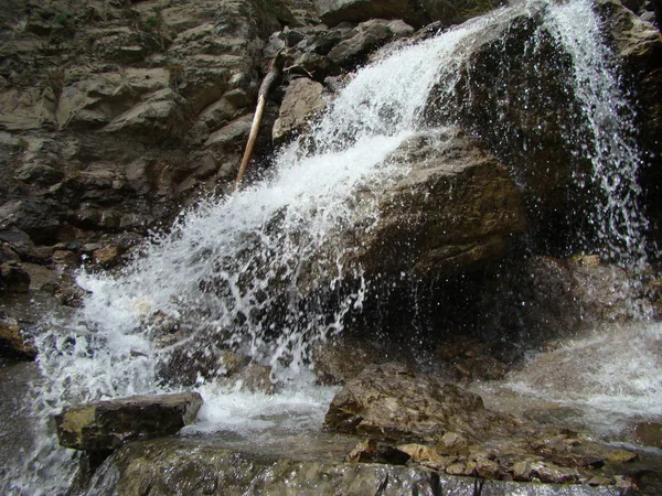 Kleiner Wasserfall Sommer — Stockfoto