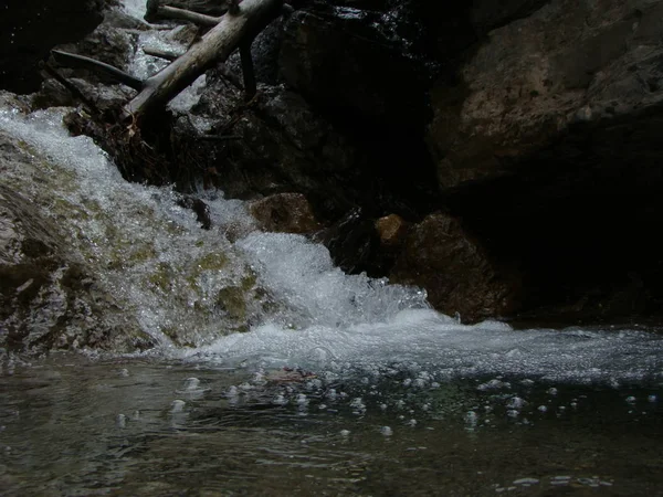 Маленький Водопад Летом — стоковое фото
