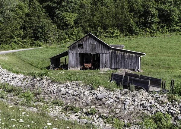 農村地域における高齢化木造の納屋 — ストック写真