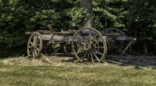一辆腐烂的古董农用车在农村地区 — 图库照片