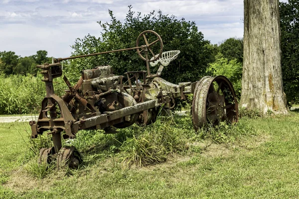 一辆破旧的废弃拖拉机在农村地区 — 图库照片