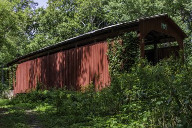 Kırsal alan ve bir güzel yaz günü güzel bir kapalı köprü. 