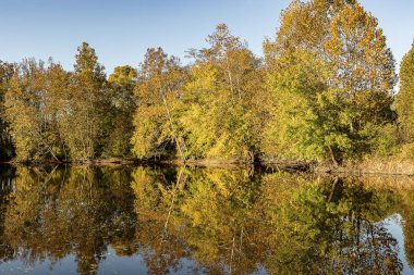 Güzel bir sonbahar günü göl renklerle zevk. 