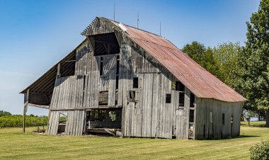 Bir yaşlanma ve kırsal alanda ahşap ahır bozulması. 