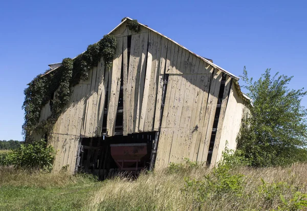 Celeiro Madeira Decadência Inclinação Uma Área Rural — Fotografia de Stock