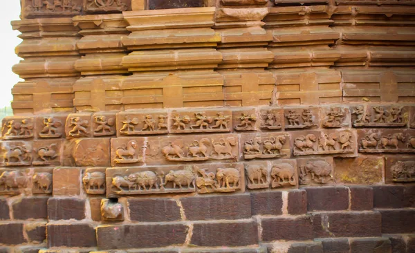 Figuras esculpidas nas paredes do Templo Shiva em Dev Baloda. Situado no distrito de Bhilai, Chattisgarh Turismo, Índia — Fotografia de Stock