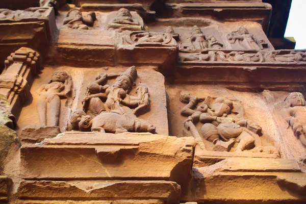 Figuras esculpidas nas paredes do Templo de Shiva em Dev Baloda retratam as histórias da época. Situado no distrito de Bhilai, Chattisgarh, Índia — Fotografia de Stock